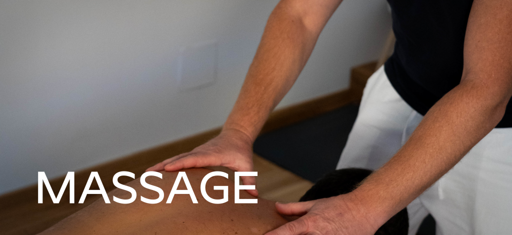 Masseur bei einer Rückenmassage, Überschrift ‚MASSAGE‘.