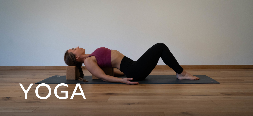 Person bei Yoga-Übung, Überschrift ‚YOGA‘.